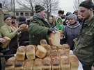 Dontí povstalci rozdávají chléb ve mst ornuchyne (2. bezna 2015)