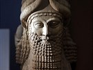 Asyrská socha v bagdádském muzeu. Stoupenci Islámského státu zaali pomocí...