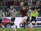 Francesco Totti z AS ím se probíjí obranou Juventusu, Arturo Vidal se snaí...