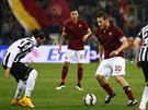 CO UDLÁM? Jose Martin Caceres z Juventusu pozorn sleduje co provede Francesco...