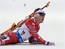 Norský biatlonista Tarjei Bö na trati sobotního sprintu upadl, pesto si dobhl...