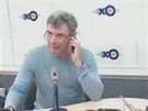 Boris Nmcov telefonuje ped zahájením interview v rádiu (27. února 2015).