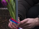 Mu v centru Moskvy uvazuje ruskou trikolórou kvtiny na památku zabitého...