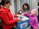 Estonská ena vhazuje do volební urny svj hlas (1. bezna 2015)