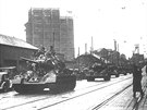 Prjezd tank po osvobozen Ostravy v roce 1945. Tk stroje smuj od Dolu...