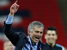 José Mourinho, trenér fotbalist Chelsea, slaví s týmem triumf v Ligovém poháru...