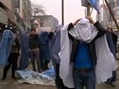 Aktivisté v afghánském Kábulu si oblékli burky na protest proti utlaování en.