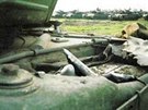 Zniená nádr paliva na boku T-72BV po zásahu RPG