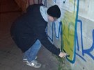 Jeden z mladých sprejer, který se chtl nechat vyfotit se svým grafity od...