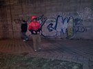 Jeden z mladých sprejer, který se chtl nechat vyfotit se svým grafity od...