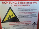 Cedule v Rakousku s nápisem zákaz vstupu na sjezdovku