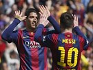 RADOST. Hvzdy Barcelony Lionel Messi a Luis Suárez slaví gól.