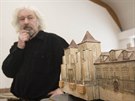 Akademický malí Jií Grossmann restauruje sto let starý papírový model Prahy.