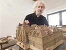 Akademický malí Jií Grossmann restauruje sto let starý papírový model Prahy....