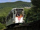 Z kabinky lanovky na Dianu se nab�z� neobvykl� pohled na Karlovy Vary.