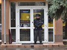 Policista stráí vstup do restaurace Druba v Uherském Brod.