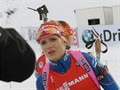 Gabriela Soukalová pi nástelu ped sprintem a rady od éftrenéra Rybáe.