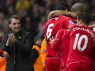 Liverpoolský trenér Brendan Rodgers se raduje se svými svenci z výhry.