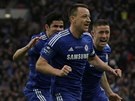 John Terry (uprosted) z Chelsea slaví svj gól ve finále Ligového poháru.