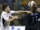 Lukas Podolski (vpravo) z Interu Milán zpracovává míč před Nenadem Tomovičem z...
