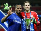 Didier Drogba (vlevo), Petr ech a Ligový pohár, který vyhráli s Chelsea.