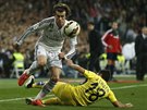Gareth Bale (v bílém) z Realu Madrid uniká Jaumeovi Costovi z Villarrealu.