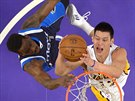 Jeremy Lin (vpravo) z LA Lakers zakonuje na ko Dallasu pes Al-Farouqa Amina.