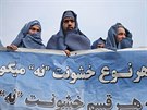 Afghántí mui oblékli burky, aby vyjádili solidaritu enám, které elí...