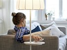 Lampa Ikea vedle svícení dokáe i bezdrátovb nabít teba mobilní telefon.