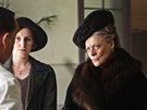 Laura Carmichaelová a Maggie Smithová v seriálu Panství Downton