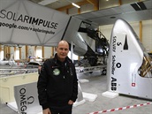 Bertrand Piccard ped rozestavnm letounem Solar Impulse 2 na letiti Payerne,...