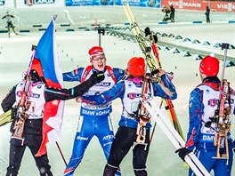 Ond�ej Moravec v euforii. Naproti mu b�í Veronika Vítková a Gabriela...