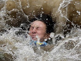 LEDOVÉ JEZERO. Úastník soute Chicago Polar Plunge skoil do ledových vod...