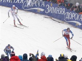 Luká Bauer (vlevo) v ele závodu 50 kilometr. Za ním Johan Olsson (uprosted)...