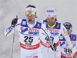 Anders Södergren (vlevo) na ele závodu na 50 km klasicky na MS ve Falunu.