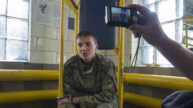 Ukrajinsk pilotka Nadija Savenkov po svm zadren v Luhansku. (19. ervna 2014)