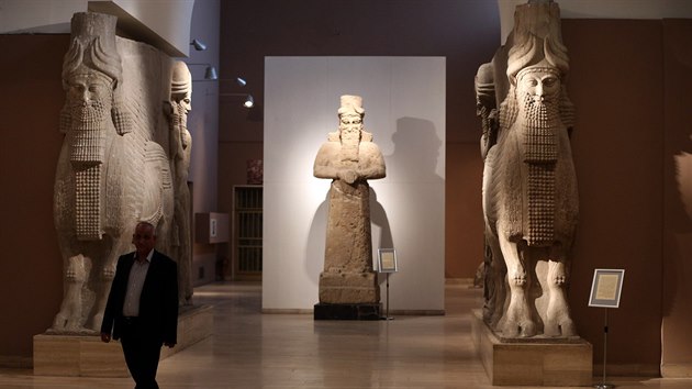 Sochy z doby Asyrsk e v bagddskm muzeu. Stoupenci Islmskho sttu zaali pomoc buldozer niit asyrsk pamtky ve mst Nimrd na severu Irku. (1. bezna 2015)