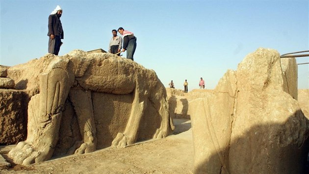 Iran odkrvaj jednu ze soch v starobylm asyrskm mst Nimrd. Archivn snmek z roku 2001.