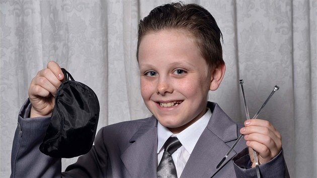 Jedenctilet chlapec piel do koly na Den knihy v pevleen za Christiana Greye. (5. bezna 2015)