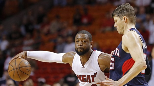 Dwyane Wade z Miami zkou obelstt Kylea Korvera z Atlanty.