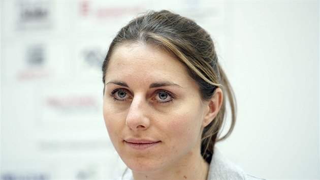 Vcebojaka Elika Kluinov na tiskov konferenci k halovmu mistrovstv Evropy.