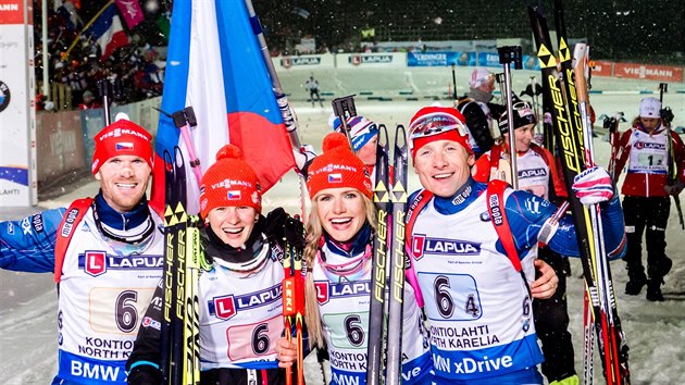 MISTŘI SVĚTA. Čeští biatlonisté zahájili světový šampionát famózně. Ve smíšené štafetě získali zlato. Zleva: Šlesingr, Vítková, Soukalová a Moravec.