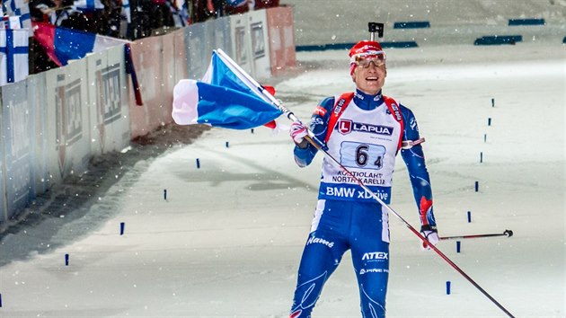 Ondej Moravec zvldl posledn sek a oslavuje zlato s eskou vlajkou v ruce.