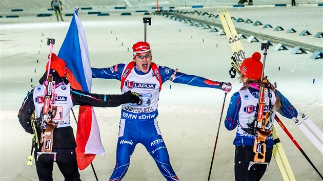 Finiman Ondej Moravec v euforii. Naproti mu b Veronika Vtkov a Gabriela Soukalov.