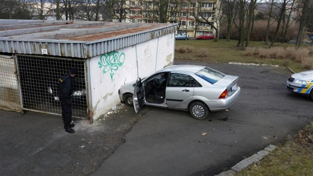 Mu pi nehod proboural ze gare a pokodil i auto zaparkovan uvnit.