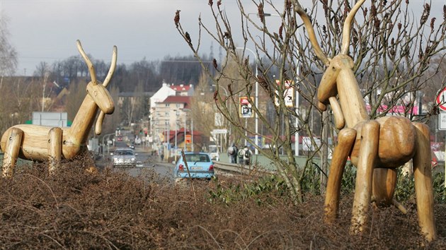 Dřevěné sochy páru koz na kruhovém objezdu u karlovarského obchodního centra Varyáda. I kvůli nim si někteří lidé stěžují na magistrátu.