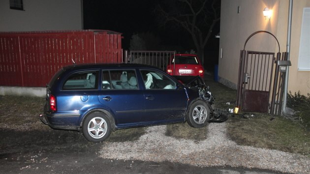 V Horch u Karlovch Var se srazila sanitka s osobnm autem. Zranily se dv dti i posdka zchran.