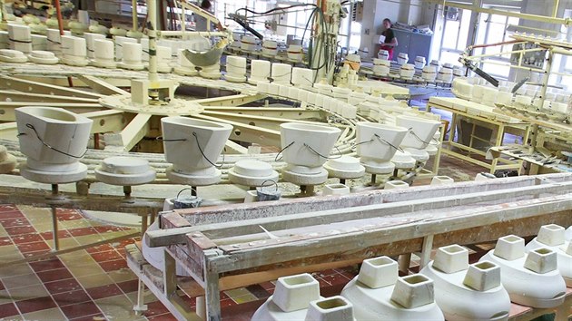 Porcelánka Rudolf Kämpf v Loučkách vsadila na tradiční výrobu.