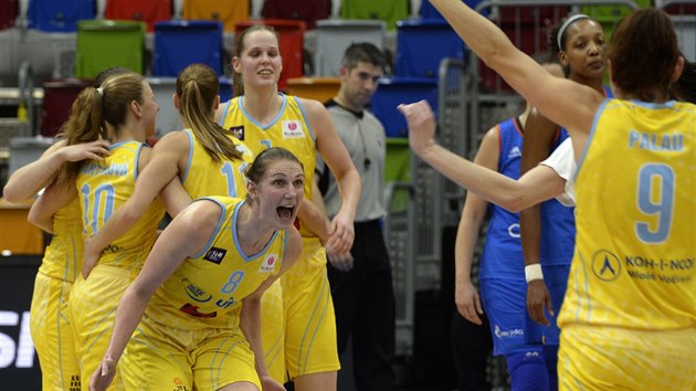 Basketbalistky USK Praha oslavují postup do euroligového Final Four. V popedí...