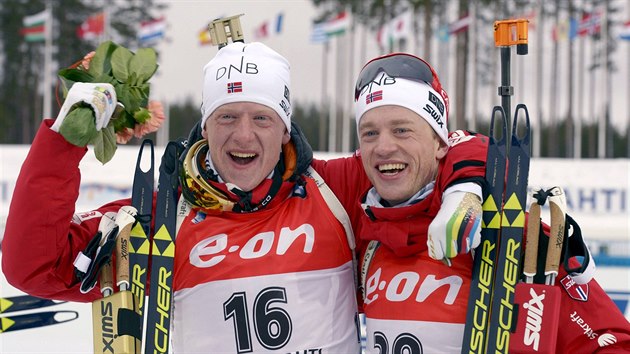 NORT BRATI NA STUPNCH VTZ. Johannes Thingnes B (vlevo) vybojoval ve sprintu zlato, jeho bratr Tarjei slav bronz.